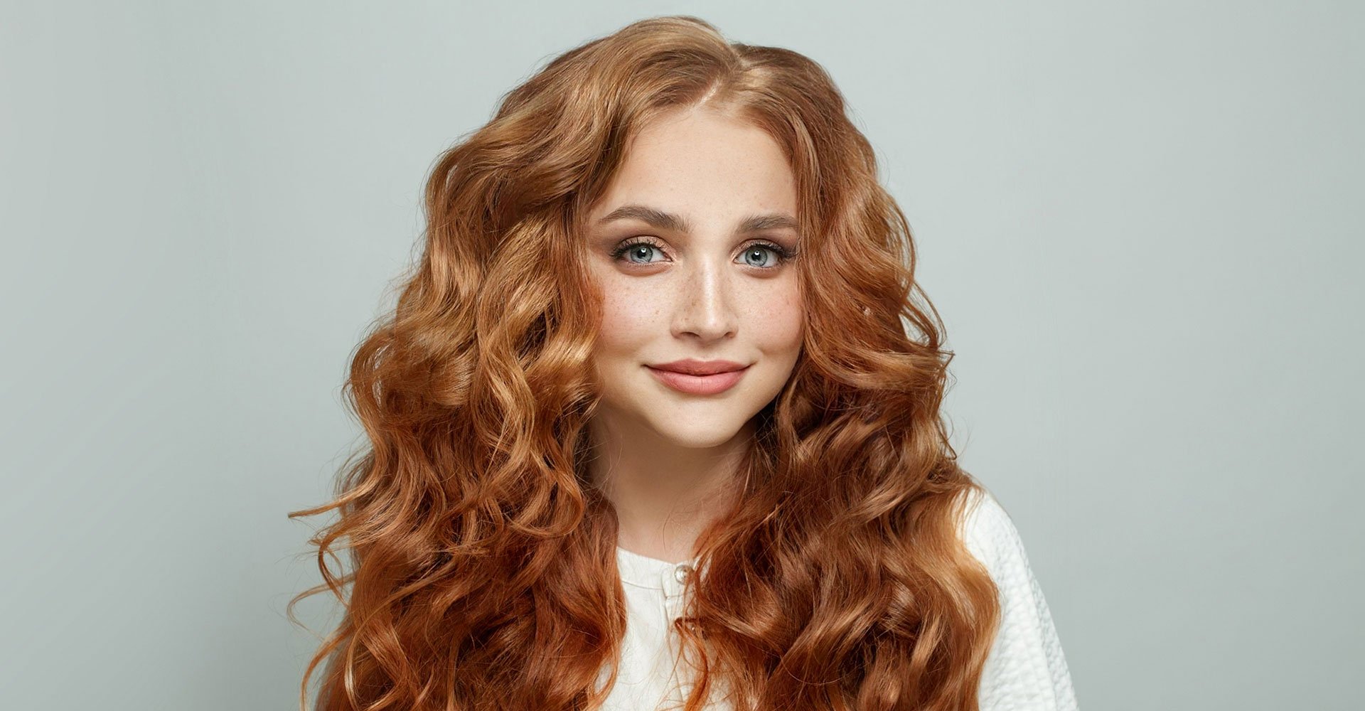 mulher branca com cabelo longo loiro acobreado